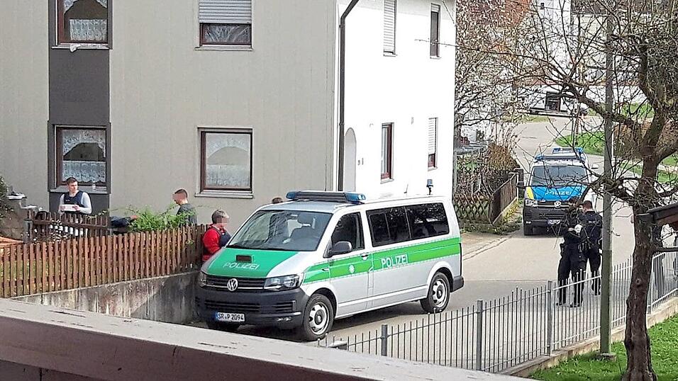 Vom Küchenfenster aus beobachteten die Nachbarn die Hausdurchsuchung - und später die Verhaftung von Thomas K. Vom Küchenfenster aus beobachteten die Nachbarn die Hausdurchsuchung - und später die Verhaftung von Thomas K.