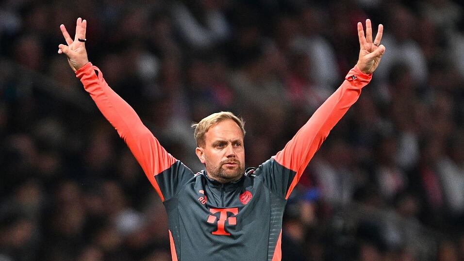 Chef für einen Abend: Kompany-Assistent Aaron Danks in Aktion. Chef für einen Abend: Kompany-Assistent Aaron Danks in Aktion.