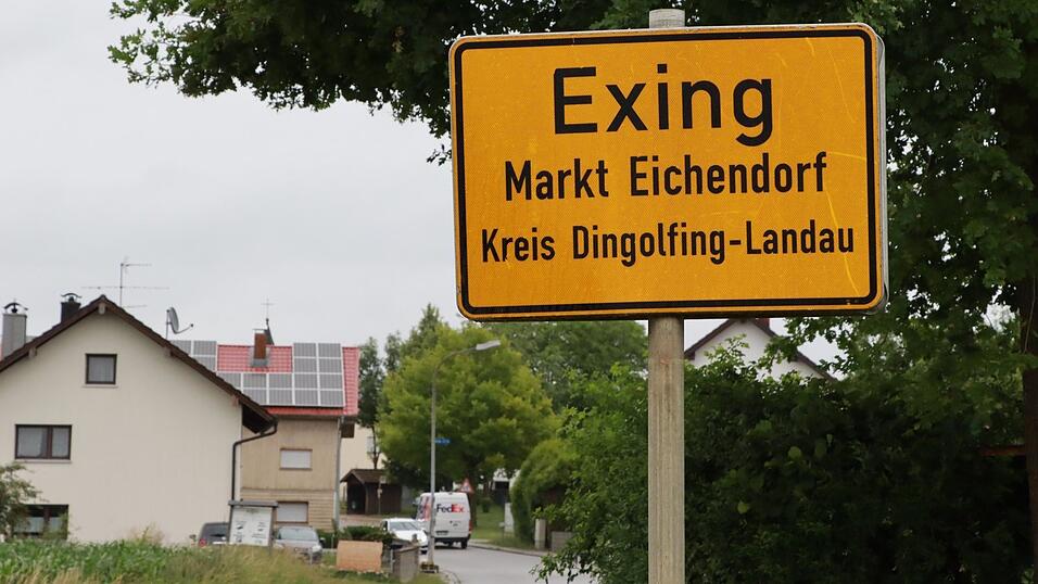 Der Ortseingang von Exing: Viele Gemeinderäte glauben, dass ein zwölf Meter hoher Pufferspeicher im Dorf sich negativ auf das Ortsbild auswirken könnte. Der Ortseingang von Exing: Viele Gemeinderäte glauben, dass ein zwölf Meter hoher Pufferspeicher im Dorf sich negativ auf das Ortsbild auswirken könnte.