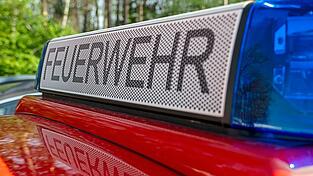 Die Feuerwehr rückte am Sonntag auf das Gelände eines ehemaligen Munitionslagers aus. Die Feuerwehr rückte am Sonntag auf das Gelände eines ehemaligen Munitionslagers aus.