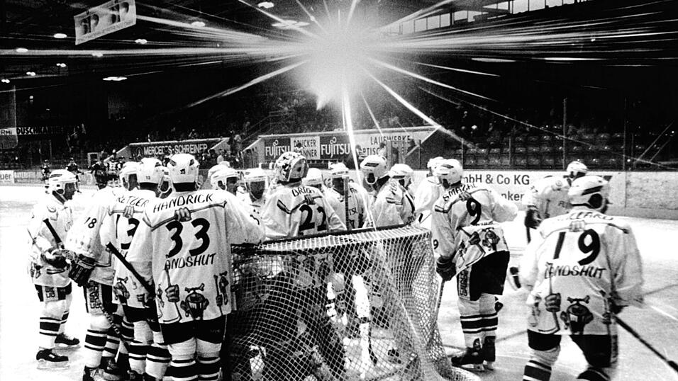 EINE STERNSTUNDE des Landshuter Eishockeysports war die DEL-Saison 1994/95 trotz Finalniederlage: Der EVL beendete die Hauptrunde auf Rang zwei, schüttelte in den Playoffs erst Weißwasser, dann Kassel locker ab und drehte die Halbfinalserie gegen den Krefelder EV nach 0:2-Rückstand noch in ein 3:2.