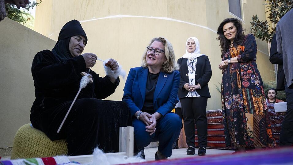 Svenja Schulze (2. v. l.) besucht in Amman eine Ausbildungsstätte für junge Frauen. Svenja Schulze (2. v. l.) besucht in Amman eine Ausbildungsstätte für junge Frauen.