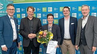 'Danke Schiri'-Siegerin Iris Spitaler (FC Moosburg e. V., Mitte) mit (v.l.n.r.) Verbands-Schiedsrichterobmann Sven Laumer, Michael Oschmann (CEO Das Örtliche/SELLWERK), Daniel Maurer (Bezirks-Schiedsrichterobmann Oberbayern) und BFV-Vizepräsident Robert Schraudner.