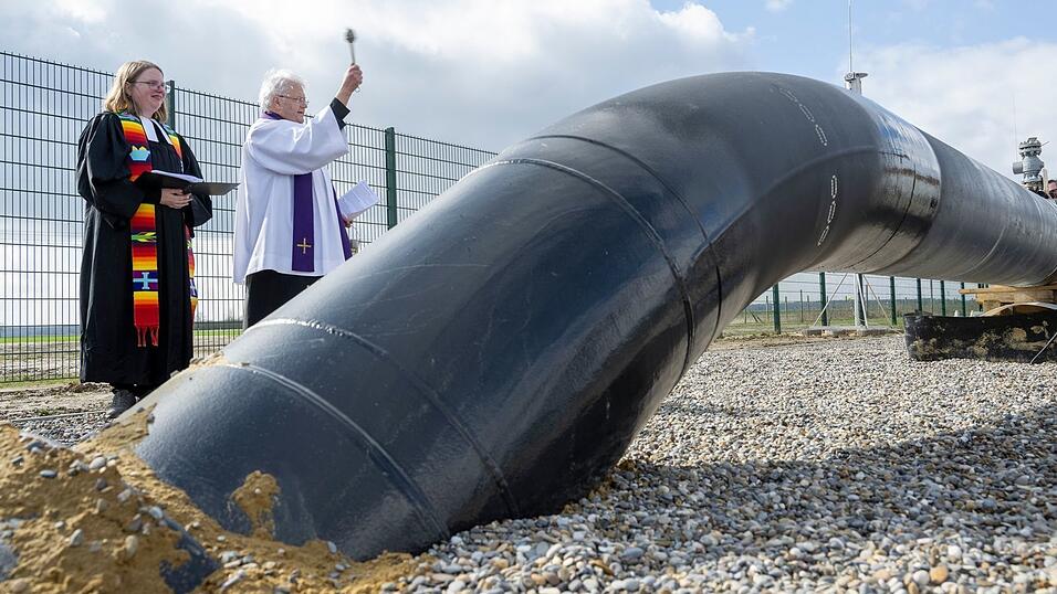 Zur offiziellen Er&ouml;ffnung bekam die neue Gaspipeline auch kirchlichen Segen.
