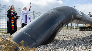 Zur offiziellen Er&ouml;ffnung bekam die neue Gaspipeline auch kirchlichen Segen.