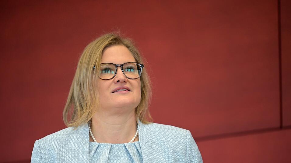 Die Fraktionschefin der AfD im bayerischen Landtag, Katrin Ebner-Steiner, erfährt für ihr Vorhaben keine Mehrheit. Die Fraktionschefin der AfD im bayerischen Landtag, Katrin Ebner-Steiner, erfährt für ihr Vorhaben keine Mehrheit.