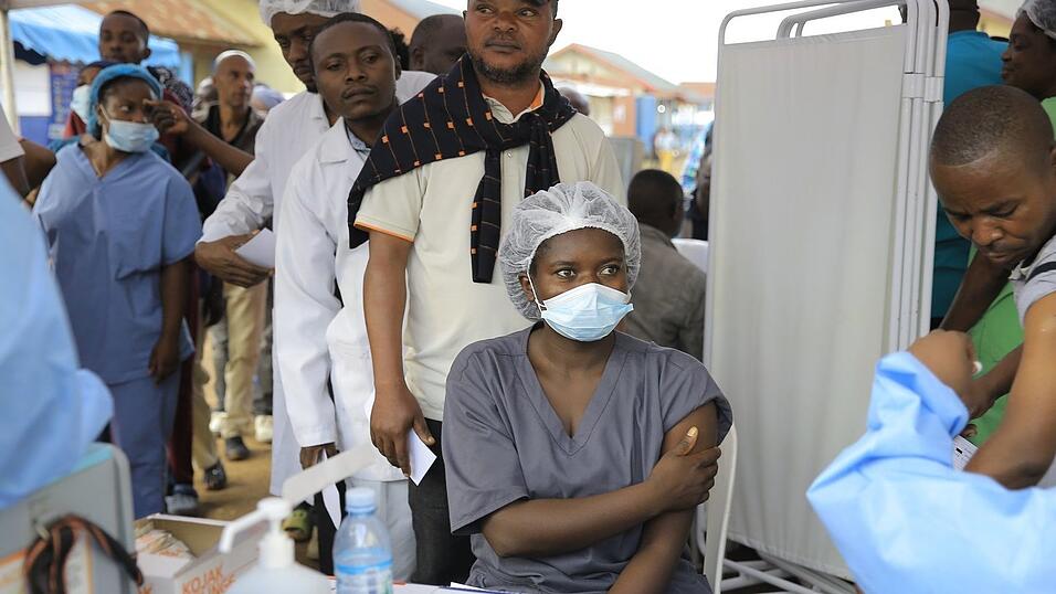 Mitarbeiter des Gesundheitswesens sollen im Osten des Kongo eine Dosis des Ebola-Impfstoffs erhalten. (Archivbild) Mitarbeiter des Gesundheitswesens sollen im Osten des Kongo eine Dosis des Ebola-Impfstoffs erhalten. (Archivbild)