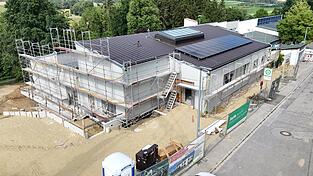 Der Vorplatz und die Zuwegung zur Schule werden im Zuge des Umbaus neu gestaltet. Der Vorplatz und die Zuwegung zur Schule werden im Zuge des Umbaus neu gestaltet.
