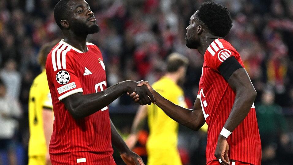 Dayot Upamecano gratuliert Alphonso Davies (r) zum 3:0.