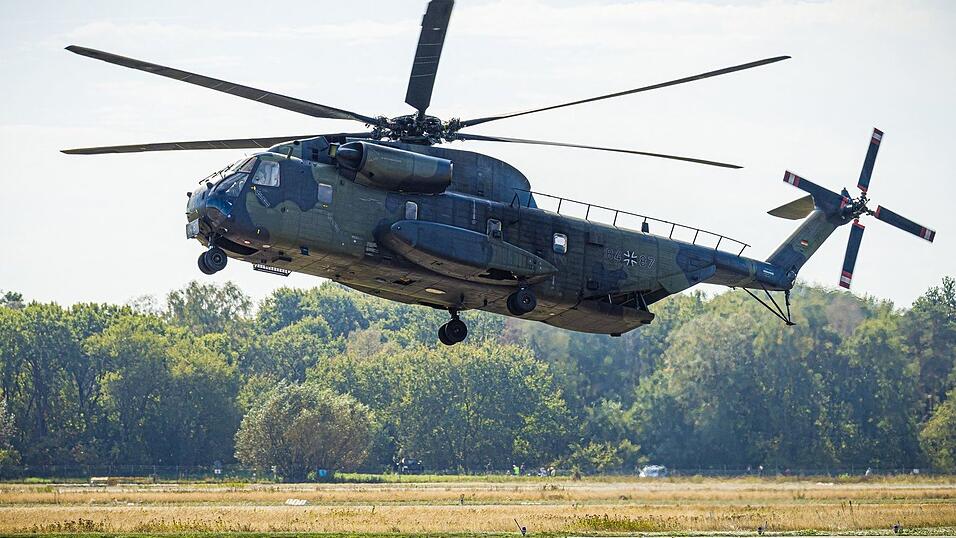 Die Polizei ermittelt, nachdem die Besatzung eines Bundeswehrhubschraubers bei Illertissen mit einem grünen Laserstrahl geblendet wurde. (Symbolbild) Die Polizei ermittelt, nachdem die Besatzung eines Bundeswehrhubschraubers bei Illertissen mit einem grünen Laserstrahl geblendet wurde. (Symbolbild)