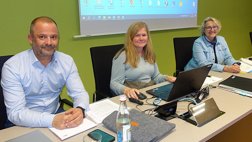 Sinan Kavi, IK-T Regensburg, Ursula Heller, Gesch&auml;ftsleiterin und B&uuml;rgermeisterin Christine Hammerschick informierten den Gemeinderat &uuml;ber den Gigabitausbau in der Kommune.