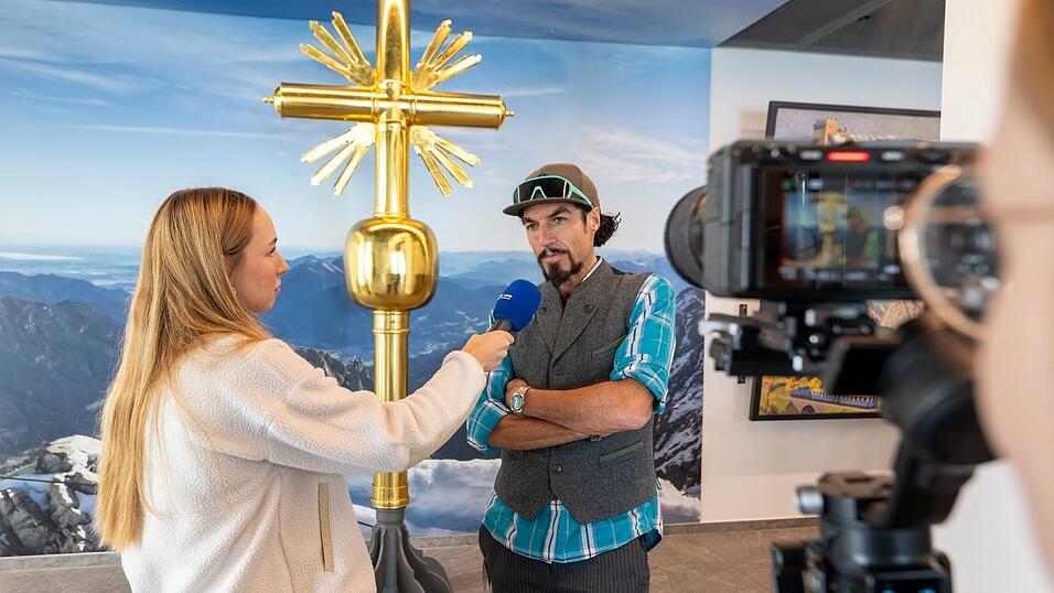 Ein Abbild des Kreuzes von Künstler Bernhard Rieger in der Bergstation soll den gefahrlosen Besuch ermöglichen und ist offiziell für Aufkleber zugelassen. (Archivbild)