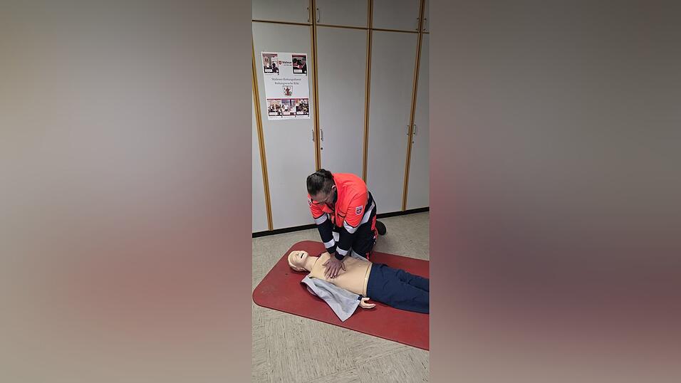 Für die Wiederbelebung legst du beide Hände mittig ins untere Drittel des Brustkorbes. Für die Wiederbelebung legst du beide Hände mittig ins untere Drittel des Brustkorbes.