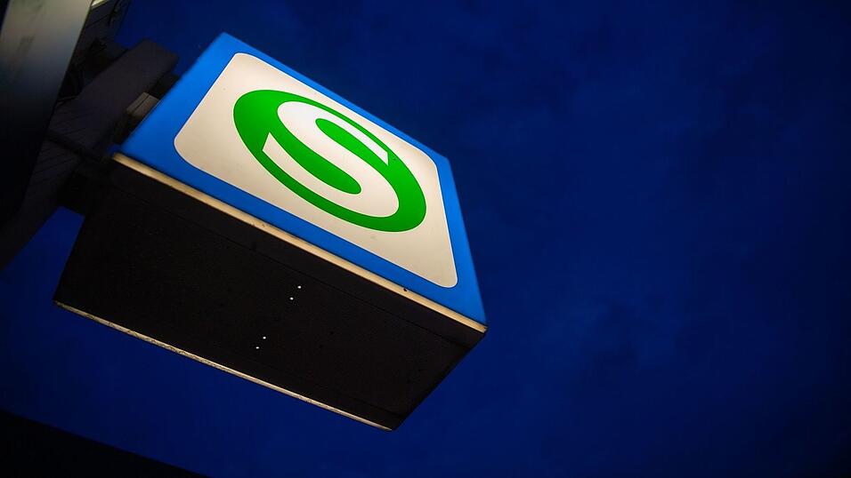 Nach der Kollision mit der S-Bahn fuhr der unbekannte Autofahrer davon. (Symbolbild) Nach der Kollision mit der S-Bahn fuhr der unbekannte Autofahrer davon. (Symbolbild)