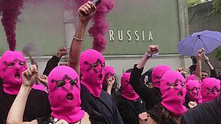Mit farbigen Rauchbomben protestierte das russische K&uuml;nstlerkollektiv Pussy Riot vor dem russischen Pavillon in Venedig.
