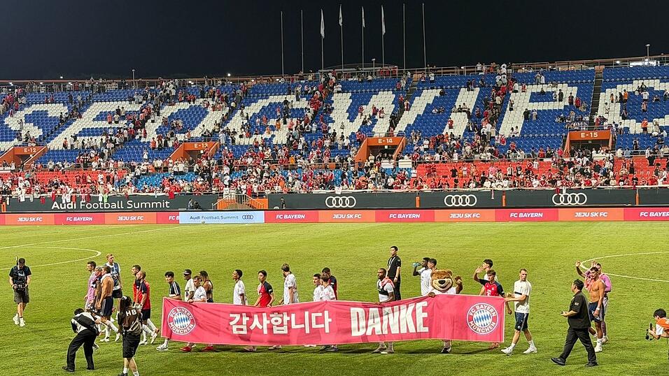 Der FC Bayern um Siegtorschütze Bastian Assomo verabschiedet sich mit einem Testspielsieg aus Südkorea. Der FC Bayern um Siegtorschütze Bastian Assomo verabschiedet sich mit einem Testspielsieg aus Südkorea.