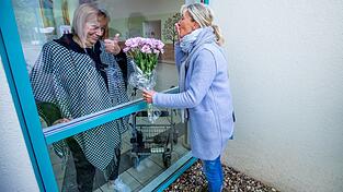 Bislang mussten Verwandte kreativ werden, wenn sie ihre Angehörigen im Krankenhaus oder Pflegeheim besuchen wollten. Das ist nun für eine feste Kontaktperson wieder erlaubt.