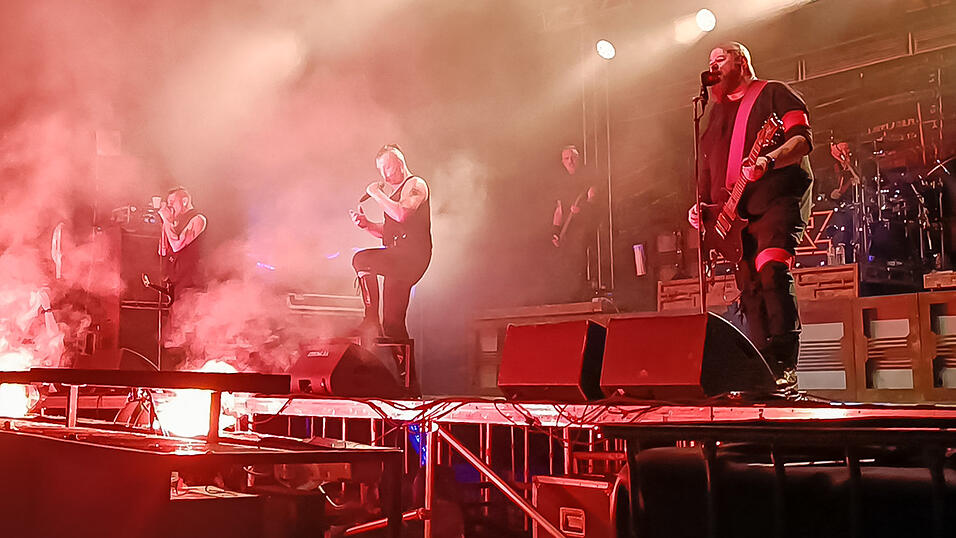 Die Rammstein-Coverband Stahlzeit begeisterte beim Campus Open Air Deggendorfer Fans. Die Rammstein-Coverband Stahlzeit begeisterte beim Campus Open Air Deggendorfer Fans.