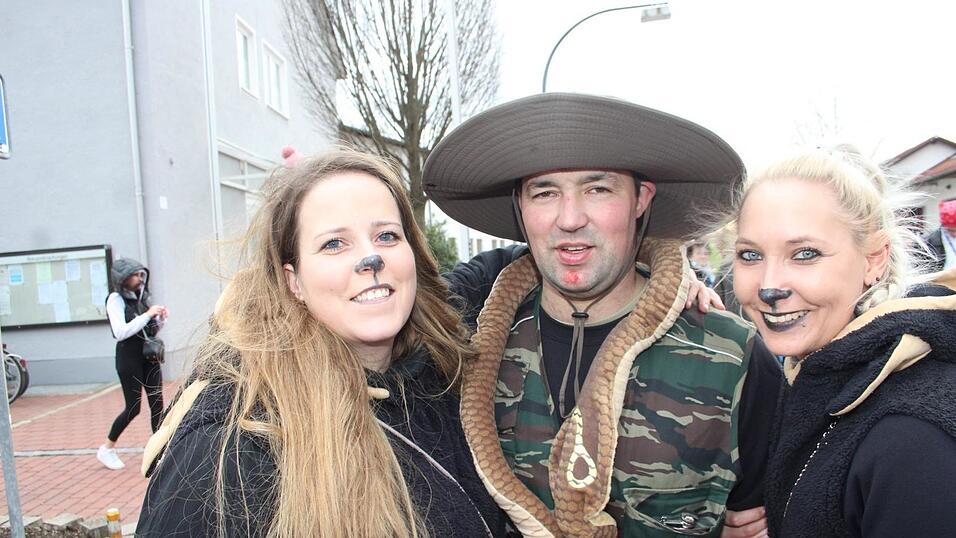 Viele Faschings-Fans haben sich am Samstag den Umzug in Langenbach angesehen. Viele Faschings-Fans haben sich am Samstag den Umzug in Langenbach angesehen.