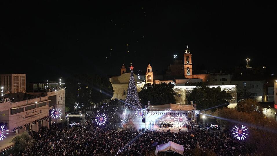 In diesem Jahr steht wieder ein Weihnachtsbaum auf dem Krippenplatz neben der Geburtskirche in der Stadt Bethlehem, die traditionell als Geburtsort von Jesus Christus gilt.