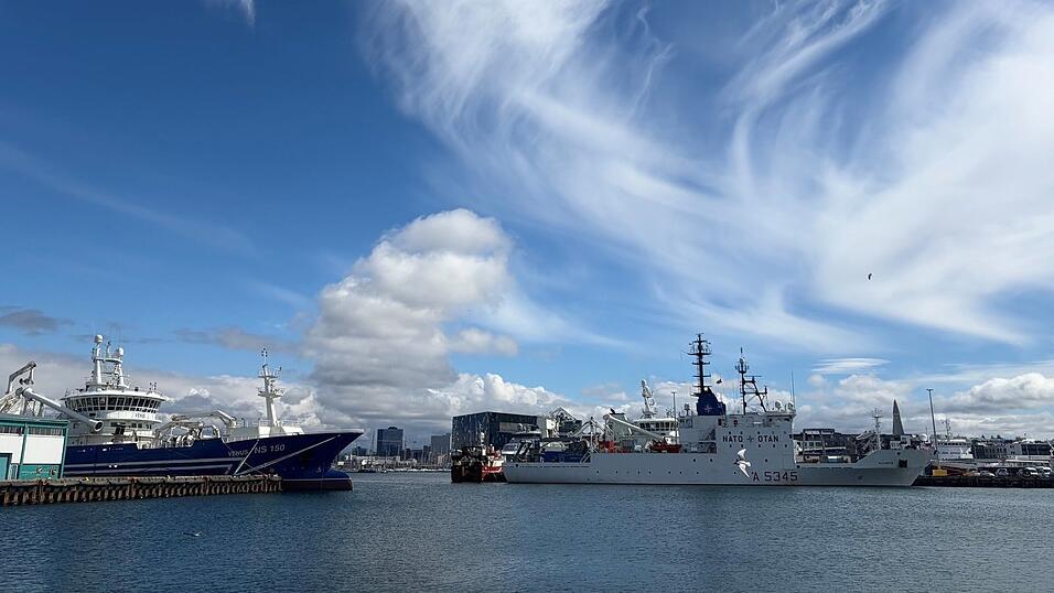 Eines der größten isländischen Fischfangschiffe neben einem Forschungsschiff der Nato. Die Fischerei brachte Island Wohlstand und ist tief im nationalen Selbstverständnis verankert. Durch einen EU-Beitritt könnte sie stark reguliert werden. Gleichzeitig sehnt man sich auf der Insel nach Sicherheit und Zugehörigkeit. Eines der größten isländischen Fischfangschiffe neben einem Forschungsschiff der Nato. Die Fischerei brachte Island Wohlstand und ist tief im nationalen Selbstverständnis verankert. Durch einen EU-Beitritt könnte sie stark reguliert werden. Gleichzeitig sehnt man sich auf der Insel nach Sicherheit und Zugehörigkeit.