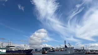 Eines der größten isländischen Fischfangschiffe neben einem Forschungsschiff der Nato. Die Fischerei brachte Island Wohlstand und ist tief im nationalen Selbstverständnis verankert. Durch einen EU-Beitritt könnte sie stark reguliert werden. Gleichzeitig sehnt man sich auf der Insel nach Sicherheit und Zugehörigkeit. Eines der größten isländischen Fischfangschiffe neben einem Forschungsschiff der Nato. Die Fischerei brachte Island Wohlstand und ist tief im nationalen Selbstverständnis verankert. Durch einen EU-Beitritt könnte sie stark reguliert werden. Gleichzeitig sehnt man sich auf der Insel nach Sicherheit und Zugehörigkeit.
