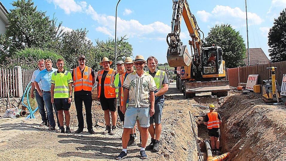 Beim Baustellentermin (von links): Stadtwerkeleiter Stefan Höcherl, Bürgermeister Wolfgang Kürzinger, Holger Köberl (Stadtwerke), Michael Pfeffer (Bauleiter Staatliches Bauamt), Markus Mühlbauer (Bauleiter Firma Rädlinger), Johann Weiß (Staatliches Bauamt), Michael Brandl (Polier Firma Rädlinger), Dr. Richard Bosl (Staatliches Bauamt) und Martin Fischer (Ingenieurbüro Riedl). Beim Baustellentermin (von links): Stadtwerkeleiter Stefan Höcherl, Bürgermeister Wolfgang Kürzinger, Holger Köberl (Stadtwerke), Michael Pfeffer (Bauleiter Staatliches Bauamt), Markus Mühlbauer (Bauleiter Firma Rädlinger), Johann Weiß (Staatliches Bauamt), Michael Brandl (Polier Firma Rädlinger), Dr. Richard Bosl (Staatliches Bauamt) und Martin Fischer (Ingenieurbüro Riedl).