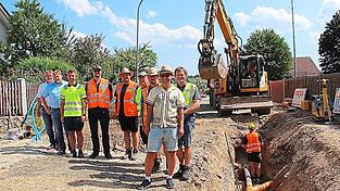 Beim Baustellentermin (von links): Stadtwerkeleiter Stefan Höcherl, Bürgermeister Wolfgang Kürzinger, Holger Köberl (Stadtwerke), Michael Pfeffer (Bauleiter Staatliches Bauamt), Markus Mühlbauer (Bauleiter Firma Rädlinger), Johann Weiß (Staatliches Bauamt), Michael Brandl (Polier Firma Rädlinger), Dr. Richard Bosl (Staatliches Bauamt) und Martin Fischer (Ingenieurbüro Riedl). Beim Baustellentermin (von links): Stadtwerkeleiter Stefan Höcherl, Bürgermeister Wolfgang Kürzinger, Holger Köberl (Stadtwerke), Michael Pfeffer (Bauleiter Staatliches Bauamt), Markus Mühlbauer (Bauleiter Firma Rädlinger), Johann Weiß (Staatliches Bauamt), Michael Brandl (Polier Firma Rädlinger), Dr. Richard Bosl (Staatliches Bauamt) und Martin Fischer (Ingenieurbüro Riedl).