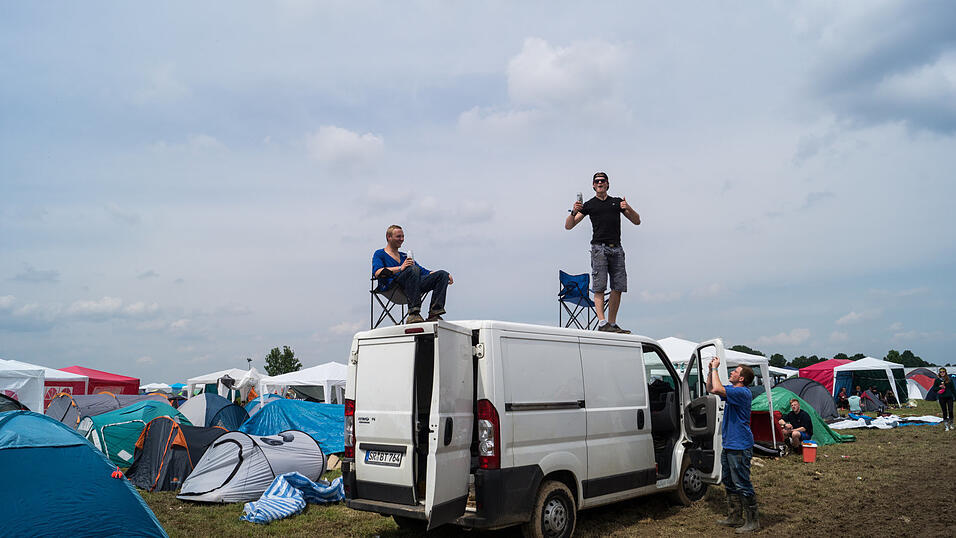 Auf dem Campingplatz lassen es die Pfingst-Open-Air-Besucher richtig krachen, aufgenommen von Regina H&ouml;lzel am Freitag.