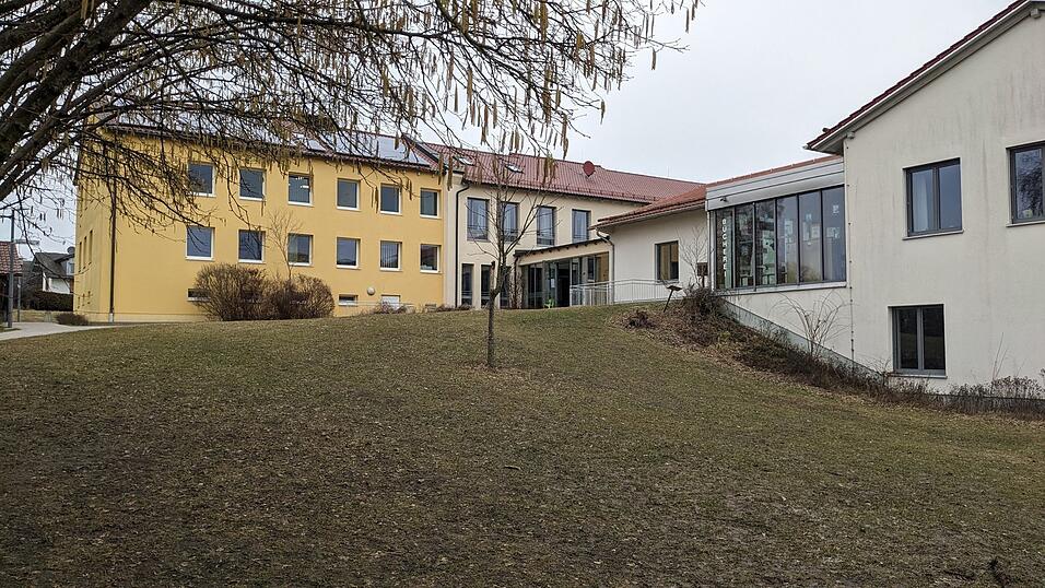 Der Rechtsanspruch auf Ganztagsbetreuung macht es nötig: Zwischen Bücherei, Rathaus und Grundschule soll ein neues Gebäude entstehen. Der Rechtsanspruch auf Ganztagsbetreuung macht es nötig: Zwischen Bücherei, Rathaus und Grundschule soll ein neues Gebäude entstehen.