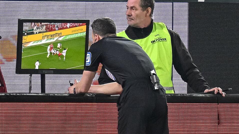 Schiedsrichter Felix Zwayer &uuml;berpr&uuml;ft am Bildschirm einen Foulelfmeter f&uuml;r den VfB. Er nimmt ihn zur&uuml;ck.