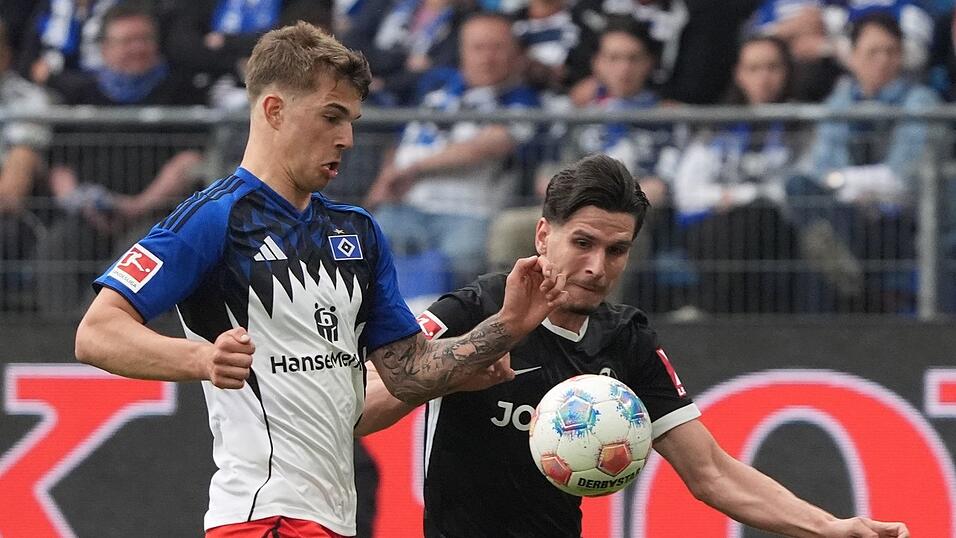 Torschützen unter sich: HSV-Verteidiger Luka Vuskovic (l) und Freiburgs Igor Matanovic. Torschützen unter sich: HSV-Verteidiger Luka Vuskovic (l) und Freiburgs Igor Matanovic.