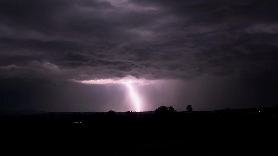 Blitze bei einem Gewitter über dem Alpenvorland am Donnerstag. Gewittrig soll auch das Wochenende werden. Blitze bei einem Gewitter über dem Alpenvorland am Donnerstag. Gewittrig soll auch das Wochenende werden.