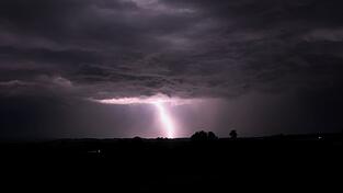 Blitze bei einem Gewitter über dem Alpenvorland am Donnerstag. Gewittrig soll auch das Wochenende werden. Blitze bei einem Gewitter über dem Alpenvorland am Donnerstag. Gewittrig soll auch das Wochenende werden.