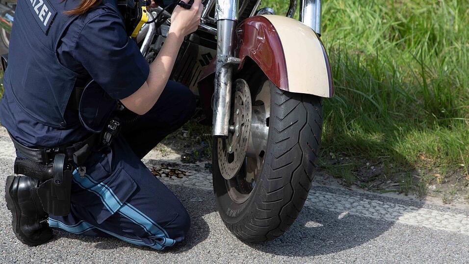 Bei dem Unfall sind laut Polizeiangaben zwei Menschen schwer verletzt worden.