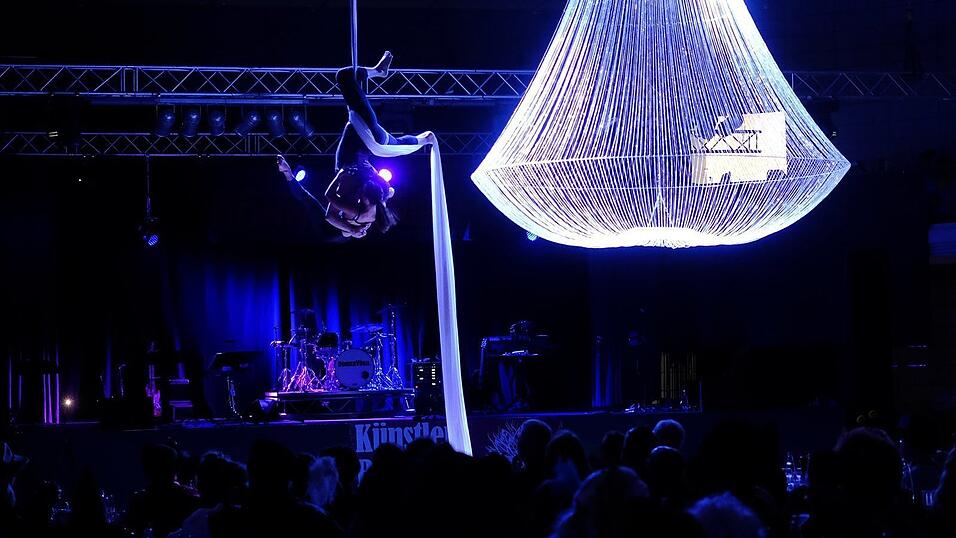 Der Künstlerball bot ein großes Showprogramm. Der Künstlerball bot ein großes Showprogramm.