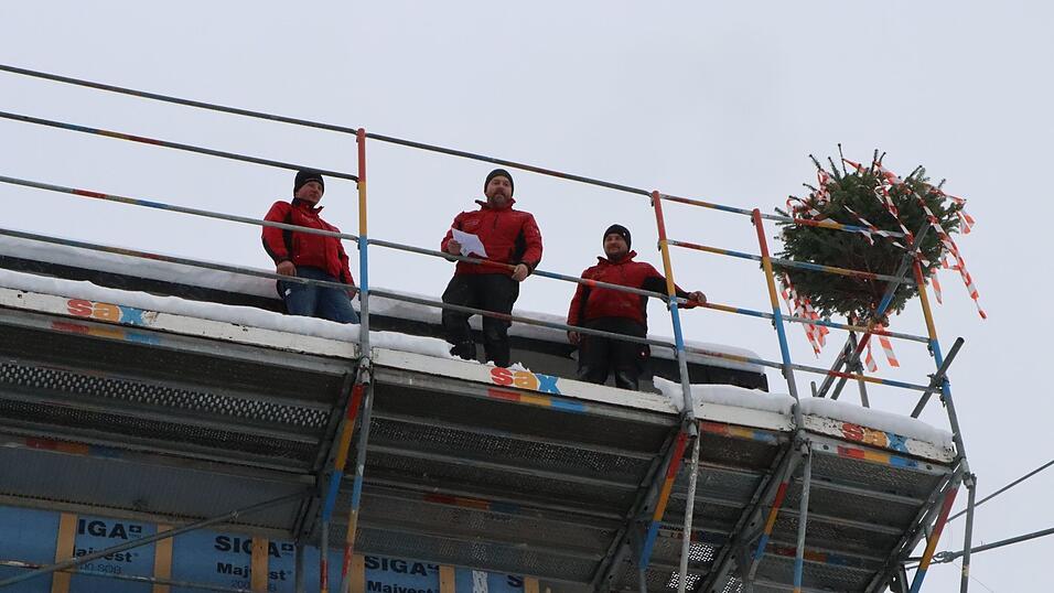 Ein Handwerker verliest traditionell den Richtspruch.