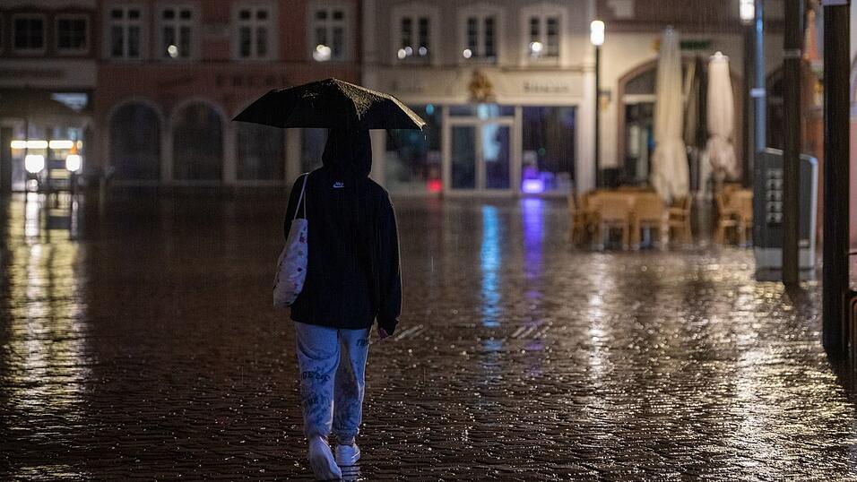 Der Regenschirm darf im Süden in den kommenden Tagen nicht fehlen.
