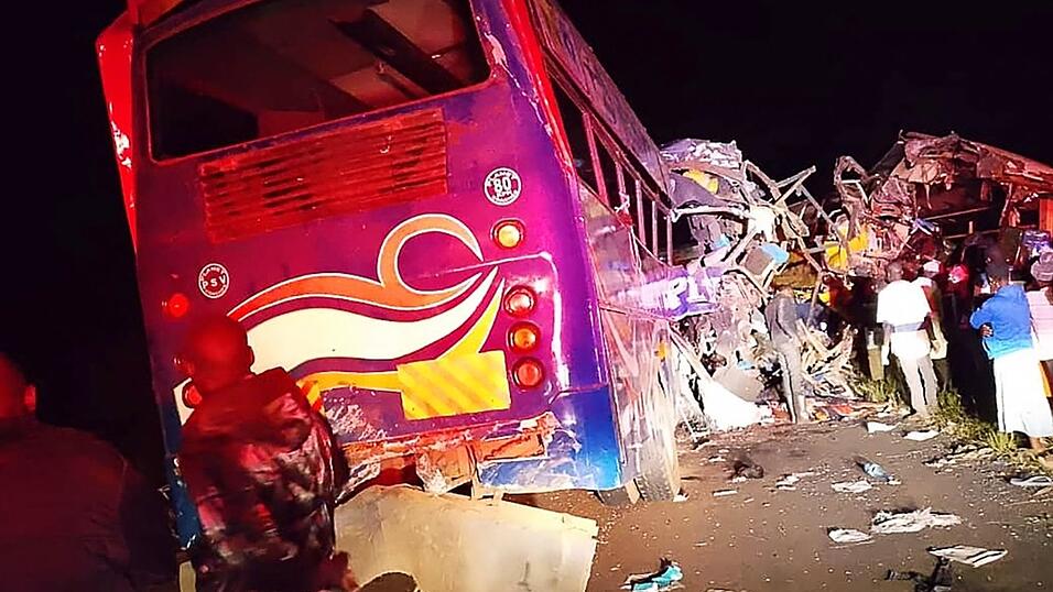 Zwei Reisebusse sind bei einem Überholmanöver frontal aufeinandergestoßen. Zwei Reisebusse sind bei einem Überholmanöver frontal aufeinandergestoßen.