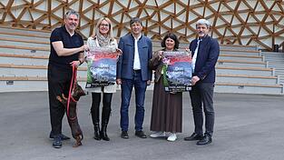 Thomas E. Bauer, Kulturreferentin Karin Stelzer, Karl und Steffi Macharowsky und B&uuml;rgermeister Sandro Bauer (von links) stellen die Idee vom Don Giovanni in der Park-Arena vor.