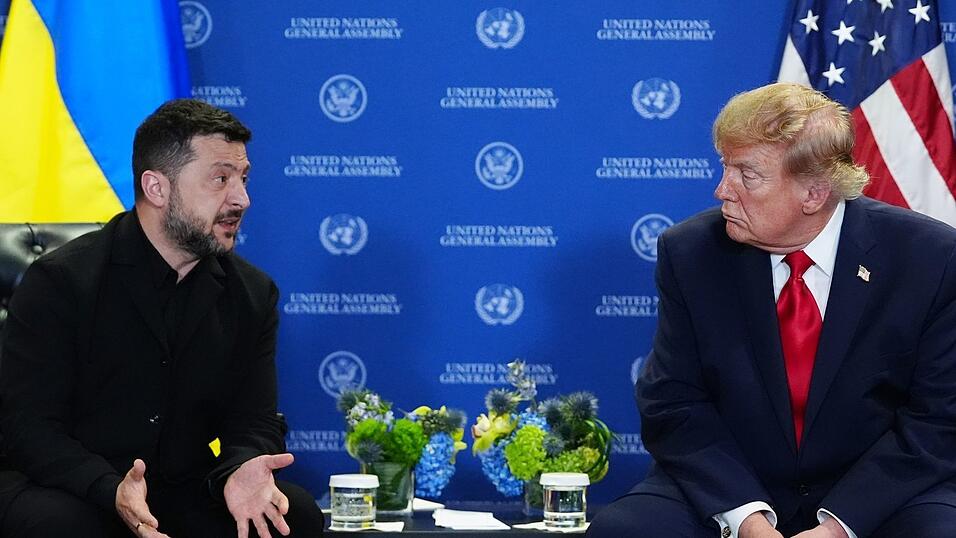 Erhöht der US-Präsident Donald Trump mit einer geringeren Weitergabe von Aufklärungsdaten und einer Starlink-Drosselung den Druck auf den ukrainischen Präsidenten Wolodymyr Selenskyj? (Archivbild) Erhöht der US-Präsident Donald Trump mit einer geringeren Weitergabe von Aufklärungsdaten und einer Starlink-Drosselung den Druck auf den ukrainischen Präsidenten Wolodymyr Selenskyj? (Archivbild)