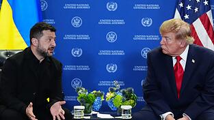 Erh&ouml;ht der US-Pr&auml;sident Donald Trump mit einer geringeren Weitergabe von Aufkl&auml;rungsdaten und einer Starlink-Drosselung den Druck auf den ukrainischen Pr&auml;sidenten Wolodymyr Selenskyj? (Archivbild)