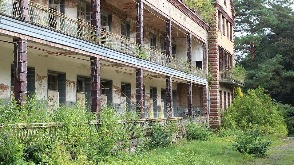 Eine verlassene Heilstätte. Eine verlassene Heilstätte.