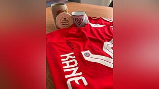 Zwei Trikots sind in der Verlosung: eines mit der Unterschrift von Harry Kane, eines mit den Signaturen aller Bayern-Spieler.
