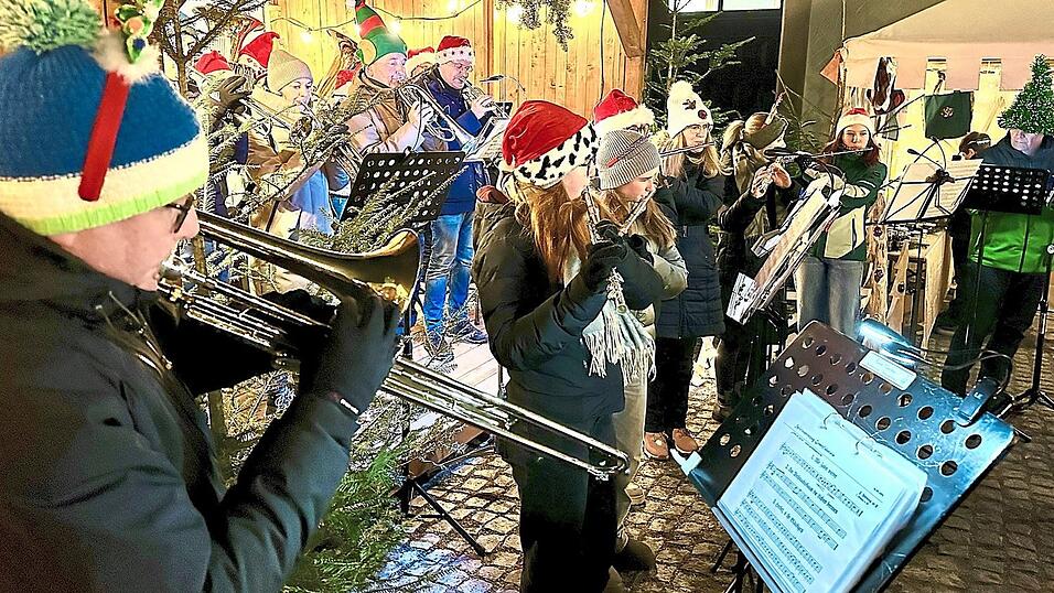 Lokal gemachte, erstklassige Musik zur Weihnachtszeit bieten die Brass-Band des Spielmannszuges „Grenzfähnlein“... Lokal gemachte, erstklassige Musik zur Weihnachtszeit bieten die Brass-Band des Spielmannszuges „Grenzfähnlein“...