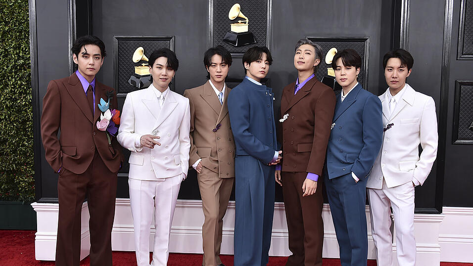 BTS auf einem Foto von 2022: Alle sieben Mitglieder sind auch einzeln erfolgreich unterwegs. Von links: Tae-hyung aka V, Yoongi aka Suga, Jin, Jungkook, Namjoon aka RM, Jimin, Hoseok aka J-Hope. BTS auf einem Foto von 2022: Alle sieben Mitglieder sind auch einzeln erfolgreich unterwegs. Von links: Tae-hyung aka V, Yoongi aka Suga, Jin, Jungkook, Namjoon aka RM, Jimin, Hoseok aka J-Hope.