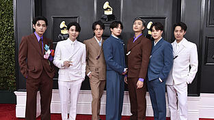 BTS auf einem Foto von 2022: Alle sieben Mitglieder sind auch einzeln erfolgreich unterwegs. Von links: Tae-hyung aka V, Yoongi aka Suga, Jin, Jungkook, Namjoon aka RM, Jimin, Hoseok aka J-Hope. BTS auf einem Foto von 2022: Alle sieben Mitglieder sind auch einzeln erfolgreich unterwegs. Von links: Tae-hyung aka V, Yoongi aka Suga, Jin, Jungkook, Namjoon aka RM, Jimin, Hoseok aka J-Hope.