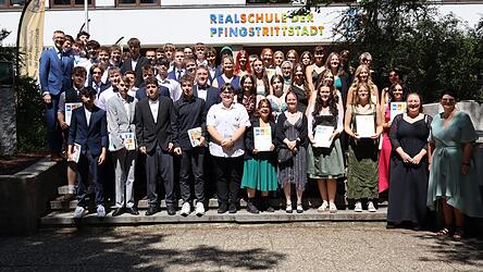 Die Entlasssch&uuml;ler der Realschule der Pfingstrittstadt