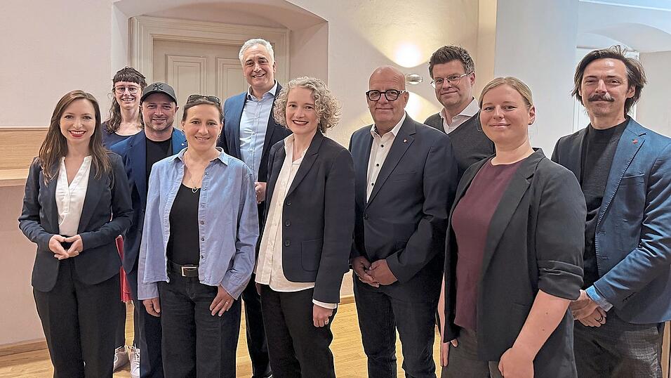 Mitglieder der Rathauskoalition: Claudia Neumaier (von links), Marie Scholz, Alexander Irmisch, Astrid Lamby, Thomas Burger, Helene Sigloch, Thomas Thurow, Christoph Schießl, Lisa Brenner und Florian Rottke. Mitglieder der Rathauskoalition: Claudia Neumaier (von links), Marie Scholz, Alexander Irmisch, Astrid Lamby, Thomas Burger, Helene Sigloch, Thomas Thurow, Christoph Schießl, Lisa Brenner und Florian Rottke.