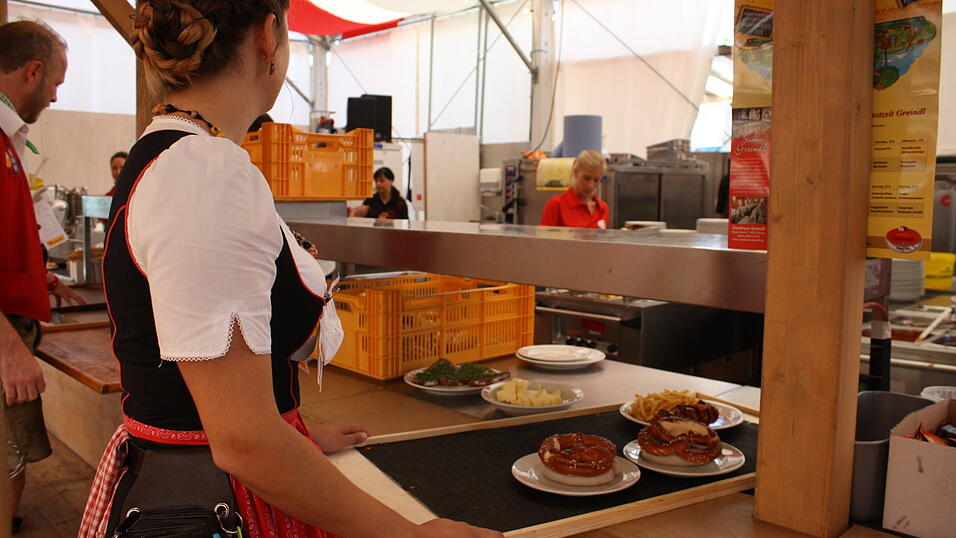 Warten aufs Essen: Anderl füllt ihr Tablett. Warten aufs Essen: Anderl füllt ihr Tablett.
